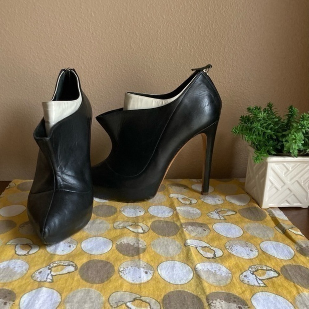 Rupert Sanderson London black tuxedo leather heels 39